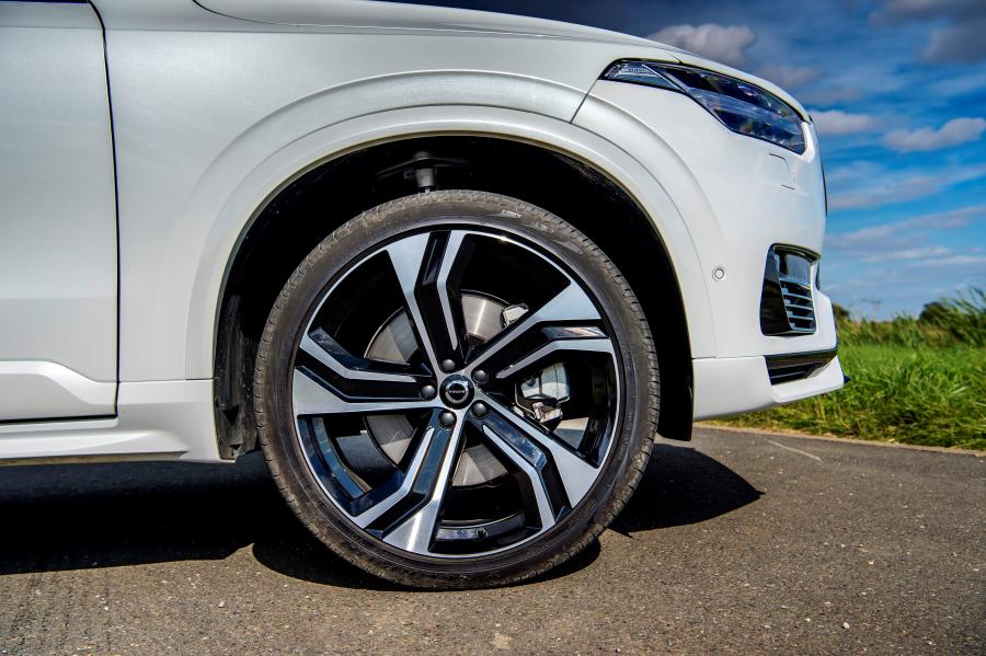 Колеса Volvo XC90 T8 Twin Engine R-Design 2019 года  (UK) (фото 22 из 40)